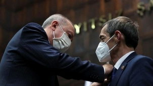 Başkan Erdoğan CHPden ayrılıp AK Partiye katılan Nejat Öndere rozet taktı