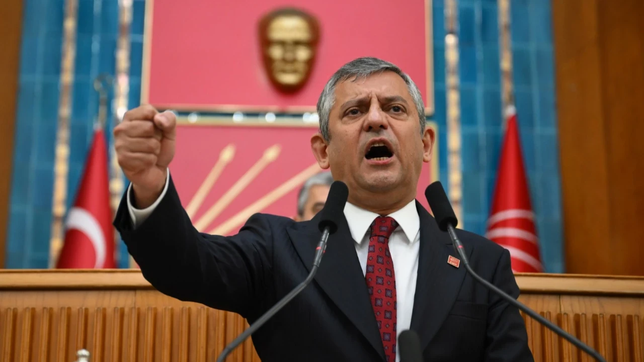 ÖZGÜR ÖZEL'DEN KILIÇDAROĞLUNA ÇOK SERT SÖZLER ! "İKİMİZ YARIŞALIM KAYBEDEN SİYASETİ BIRAKSIN "